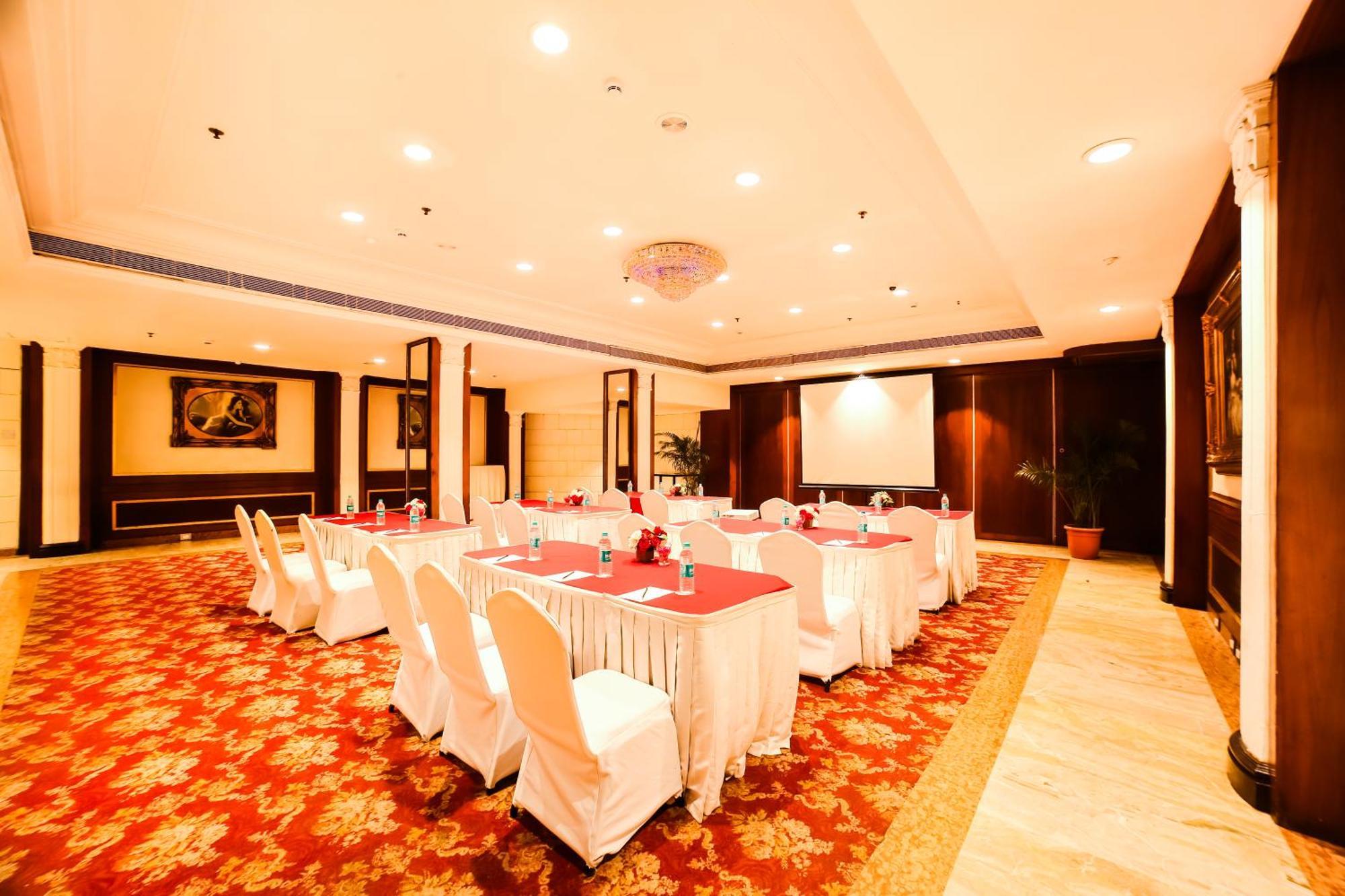 Hotel The Royal Plaza 4*