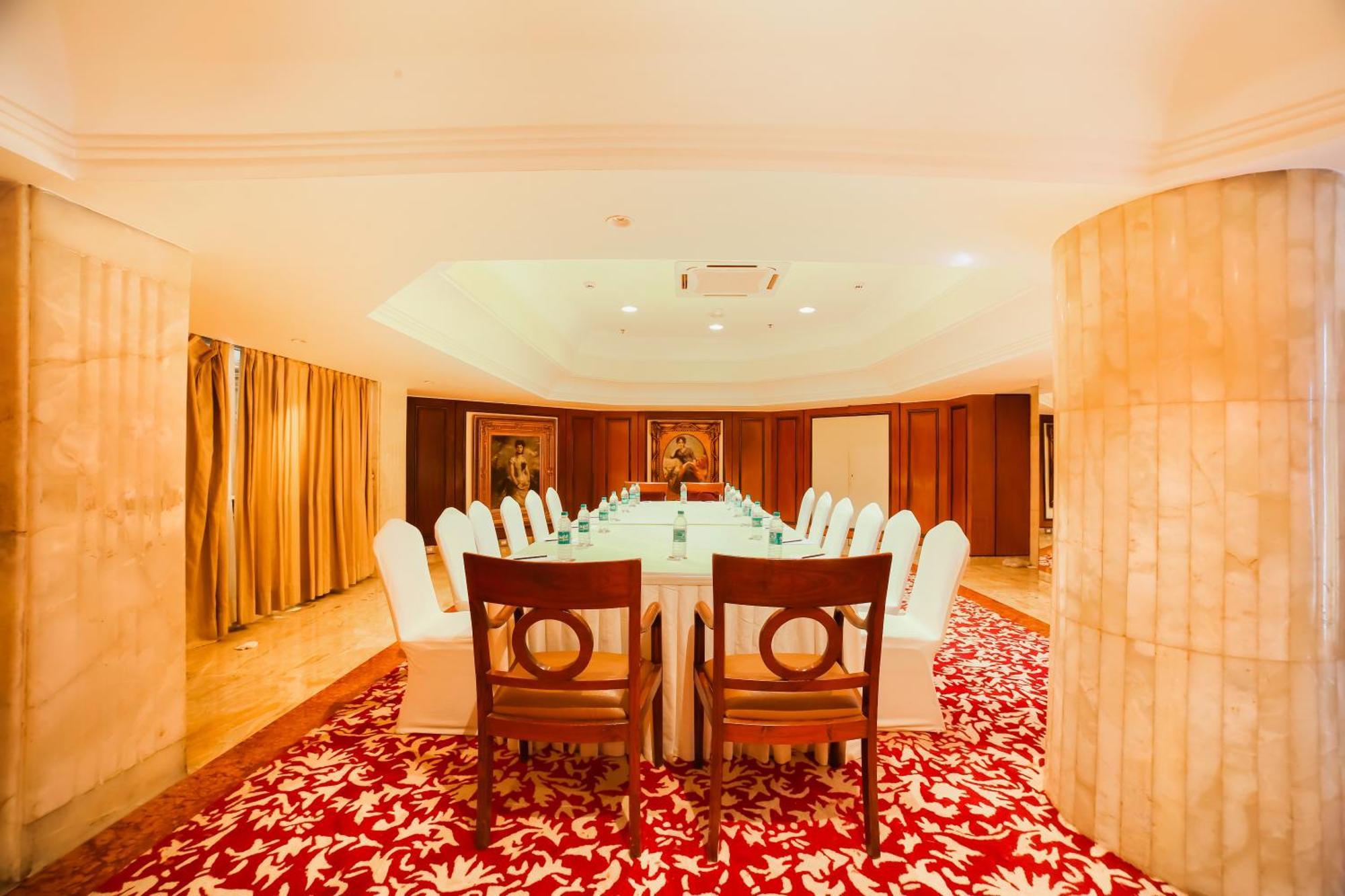 Hotel The Royal Plaza 4*